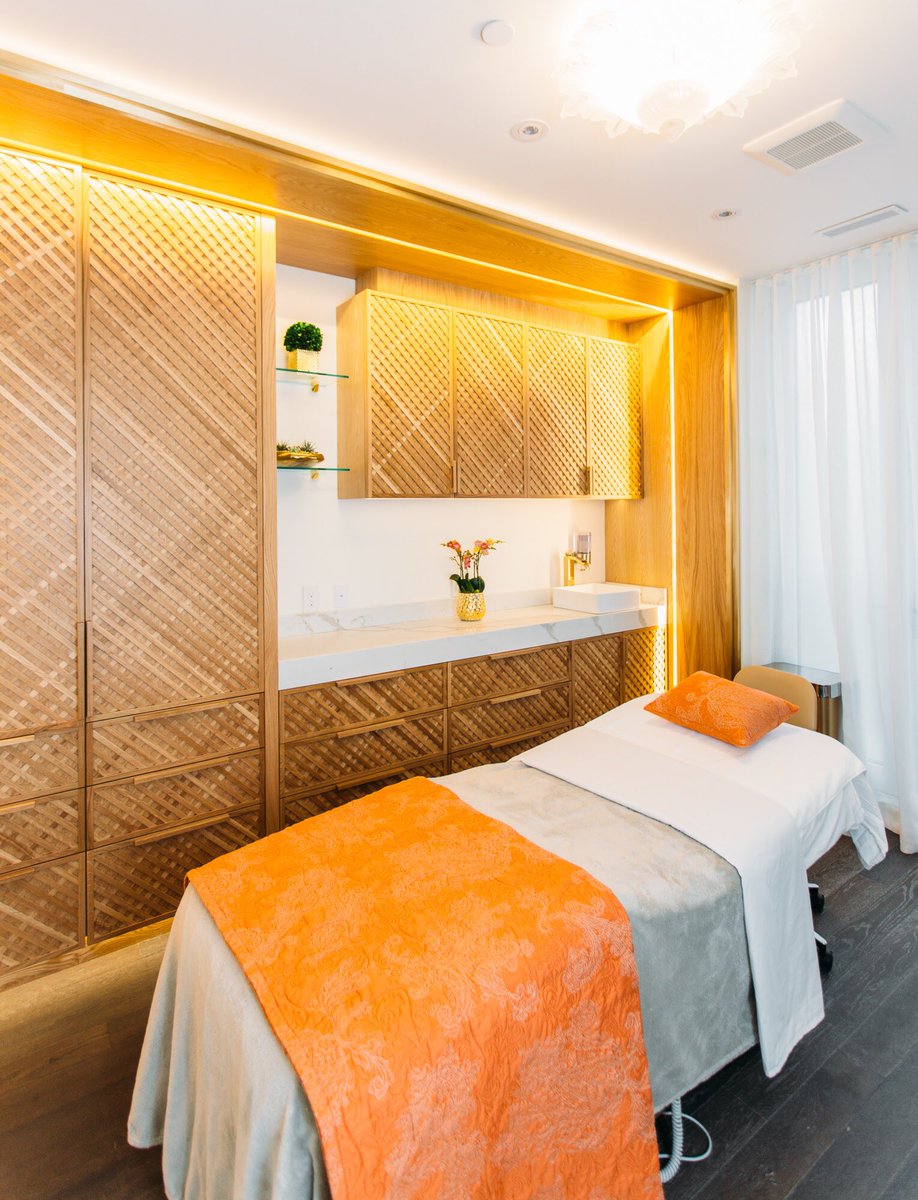 It's FRIDAY! Just a friendly reminder that we are still offering Questions and Answers with Dr. DuPéré live on our Instagram everyday regarding aesthetic plastic surgery, skin care and more! Check out our Q&amp;A patient highlight for past videos or watch our live IGTV!