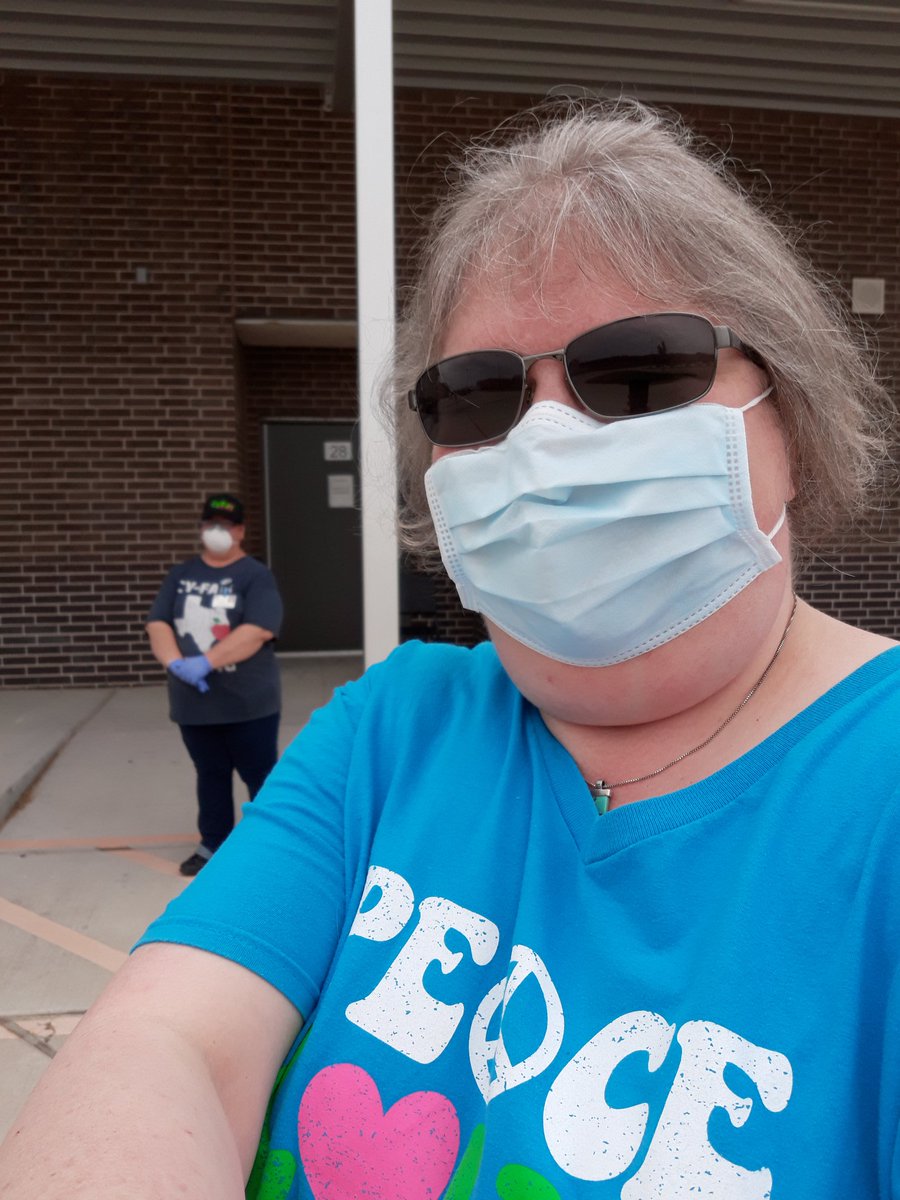 EmeryLibrary's tweet image. Ms. McGinness representing @EmeryElementary at Cy-Park food distribution with Ms. Flores who, along with the other food services staff, at Cy-Park are very kind. #cfisdspirit