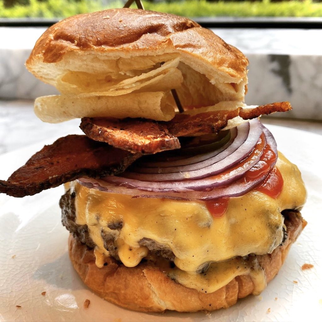 bflay's tweet photo. Bacon #Crunchbuger at home:
This was the original inspiration for @bobbysburgerpal. 6 oz of 80/20 (beef/fat ratio) w s+p on both sides, cooked in cast iron pan, 2slices American cheese melted all the way, spicy ketchup, red onion, picked jalapeño +thin crisp potato chips #wecook https://t.co/0a7plyrwQa