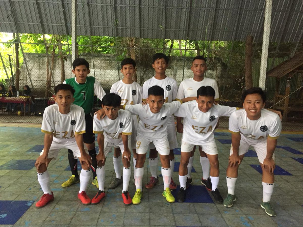 MuhammadReyya's tweet photo. Hargai apapun yang kamu miliki, namun jangan biarkan yang tak berarti membuatmu kehilangan sesuatu yang berarti. #FutsalHeart  #futsal #futsalitikum https://t.co/0iujMBQfX9