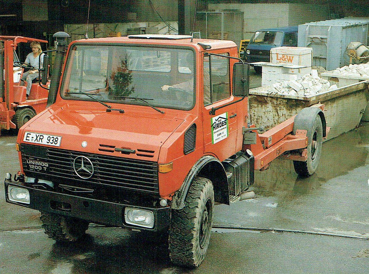 UnimogCommunity's tweet photo. Unimog 1200 T mit Aufbau von FASIECO beim Aufnehmen eines Containers. Unimog 1200 T when picking up a container. #unimog #4x4 #daimler #ucg #unimogfan #unimogmuseum #unimogclubgaggenau #absetzkipper #truck #container #entsorgung #recycling #containerdienst #neuss https://t.co/amdF7UH5nu