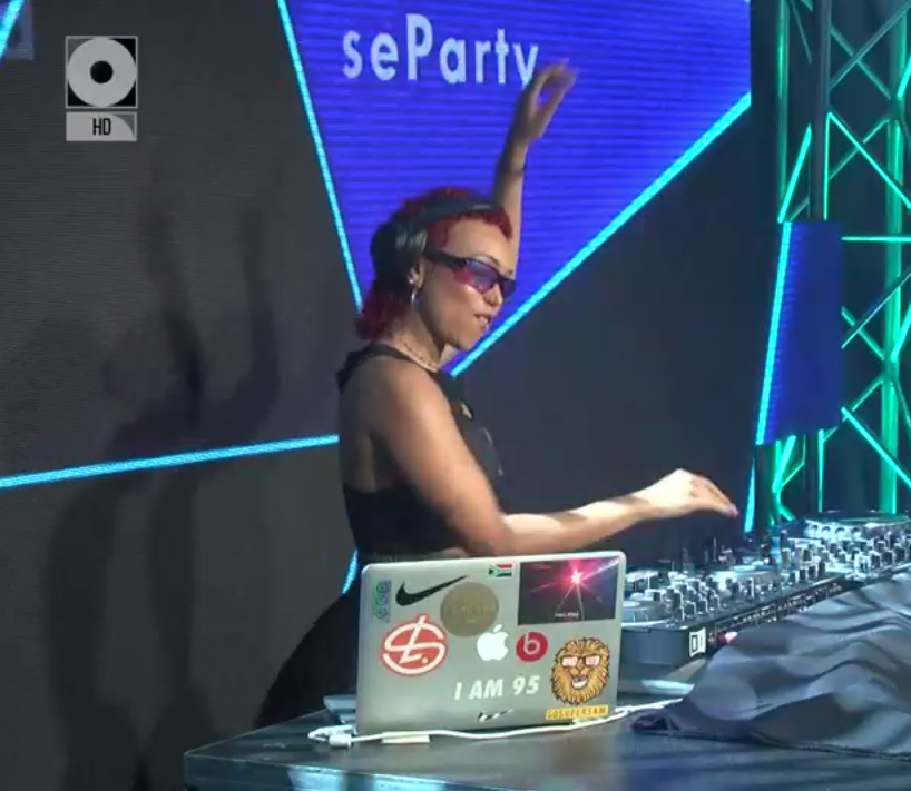 ChannelOTV's tweet photo. MAGASMAN! Some Old School Kwaito is always a vibe! 🕺🏾 It's @DJ_Doowap 's hour. Pay attention 🔊🔥

The #LockdownHouseParty is brought to you by 
@hunterscider in association with #ChannelO. 

#HuntersRefreshes https://t.co/ztsrVUv0ID