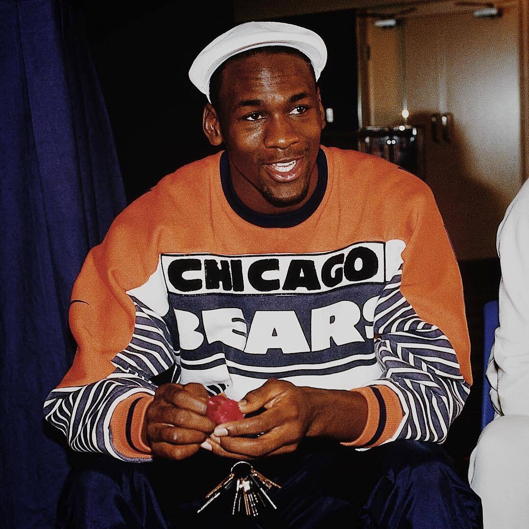 ChicagoBears's tweet photo. Who's watching with us? #TheLastDance

📸: @chicagobulls https://t.co/lKrQVcP3ZW
