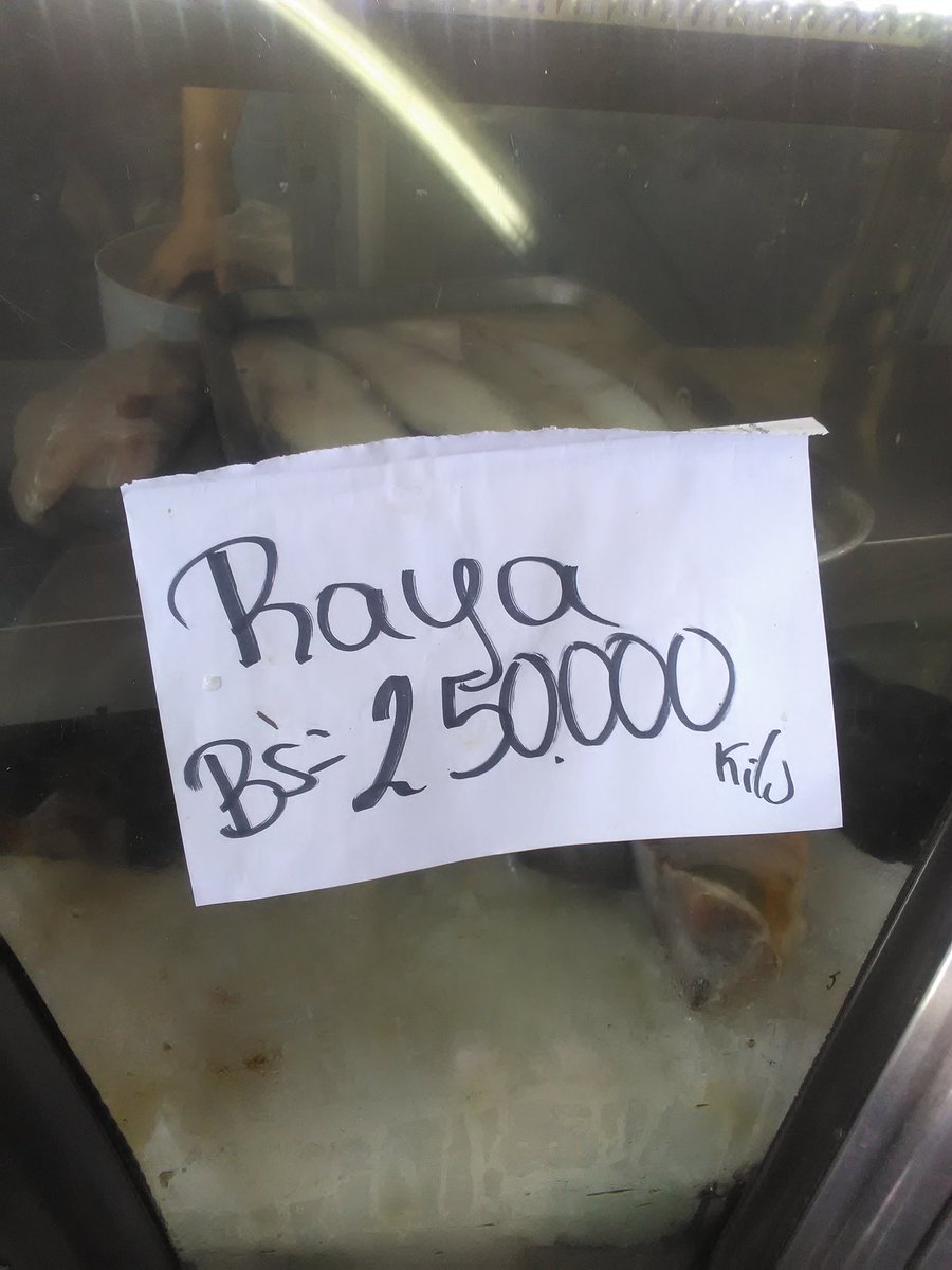 PCaracas2018's tweet photo. mercado mayor de #Coche, en el caso del #Queso estaba en 420 en #DonJamon (imag 4), la carne de 1ra 560 y el pollo en 219. La 3ra imagen es de #BarcoPesca, disculpen pero no tengo un IPhone.
#17Abr #QuedateEnCasa #Gasolina #Caracas #Covid_19 #Venezuela #Viernes #Catia #Petare https://t.co/CeANoPTMpw