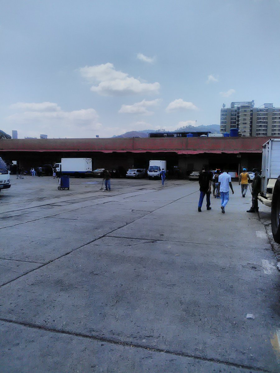 PCaracas2018's tweet photo. mercado mayor de #Coche, en el caso del #Queso estaba en 420 en #DonJamon (imag 4), la carne de 1ra 560 y el pollo en 219. La 3ra imagen es de #BarcoPesca, disculpen pero no tengo un IPhone.
#17Abr #QuedateEnCasa #Gasolina #Caracas #Covid_19 #Venezuela #Viernes #Catia #Petare https://t.co/CeANoPTMpw