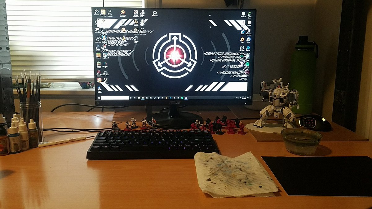 Chickenlord1337's tweet photo. My desk has been taken over by warhammer projects. Let me know if I should stream me painting. https://t.co/ftfGryWqXU