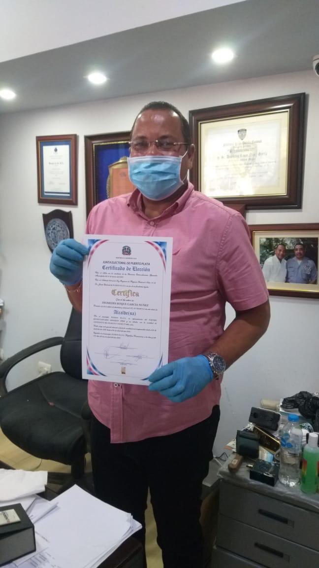 sumatepop's tweet photo. Roquelito Garcia recibe certificado como el nuevo alcalde de Puerto Plata de parte de la Junta Municipal Electoral #Elcambio👍 https://t.co/HSAwt9nxFP