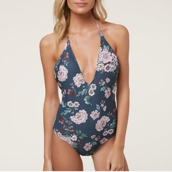 Takeapeekhere's tweet photo. So good I had to share! Check out all the items I'm loving on @Poshmarkapp from @shopofthemoment #poshmark #fashion #style #shopmycloset #beachbunny #oneill #volcom: https://t.co/vXSOrJsKPp https://t.co/DfJuJwH8a2
