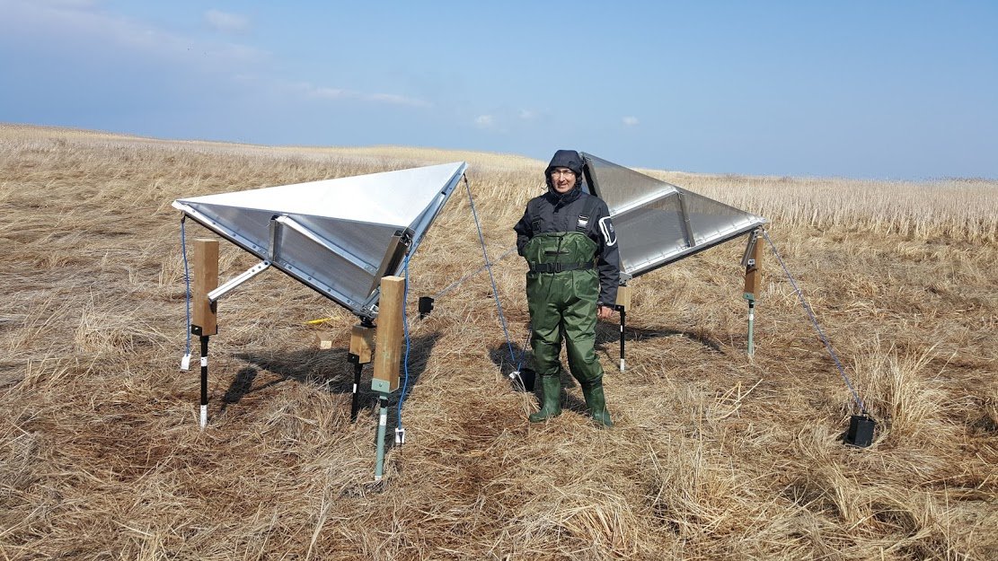 TaylorHarmerEC's tweet photo. A few of my colleagues mentioned that they were missing #fieldwork... It just so happens that two years ago this week, we were installing Corner Reflectors and Water Level Loggers in Long Point! #FieldWorkFriday #FlashbackFriday  @BenoitMontpetit @behnamian @HChen320 https://t.co/pEf2OvbRA7