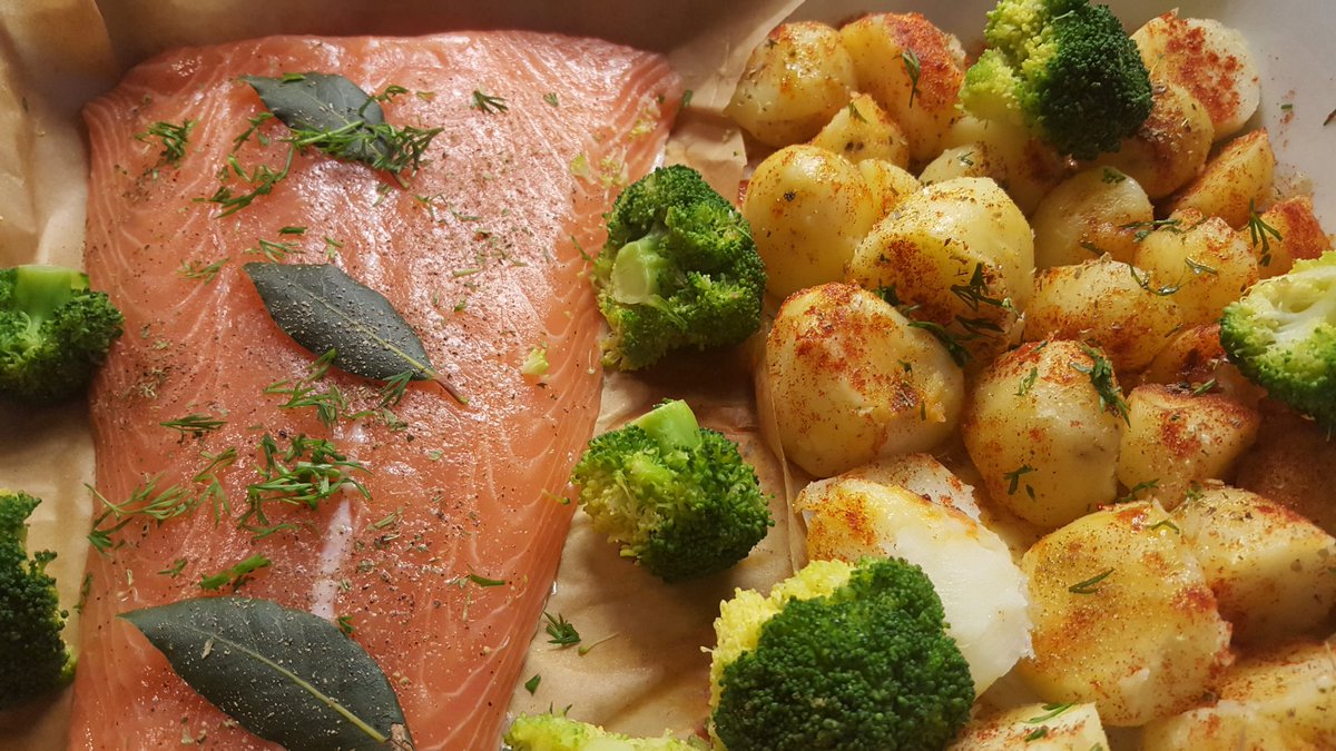 pogoda80's tweet photo. Fish Friday😀😀😀Oven Baked Salmon with Spanish Smoked Paprika Roasted Potatoes #fishfriday #salmon #baked #spanishsmokedpaprika #roastedpotatoes #veg #bayleaf #broccoli #stayathome #homecooking #bekind #deliciousfood #staystrong https://t.co/A2Ll1ev4BB