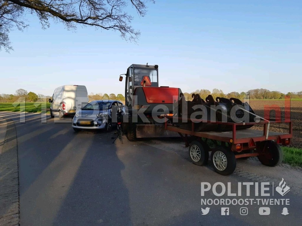 Aanrijding tussen graafmachine en auto in Rossum..