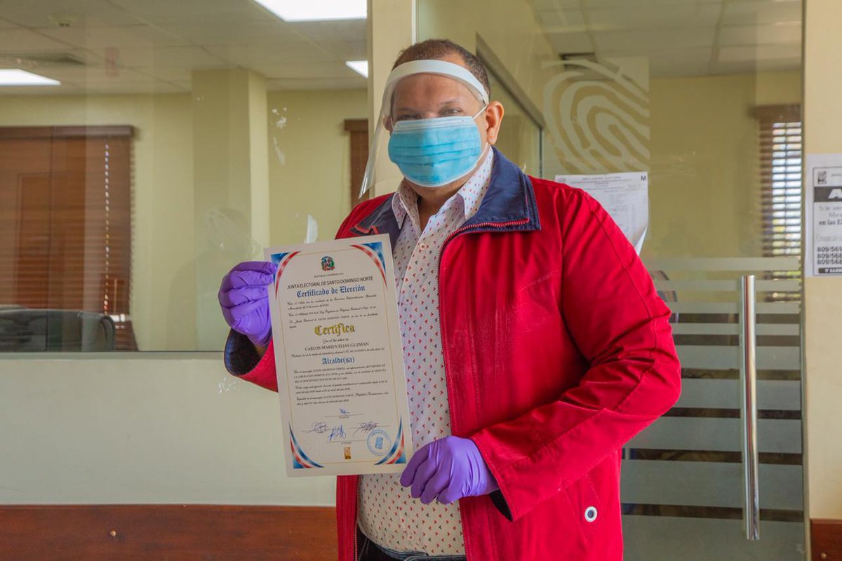 CarlosGuzmanDr's tweet photo. Hoy la Junta Central Electoral nos hizo entrega del certificado legal que oficializa nuestra posición como Alcalde de SDN.

Éste certificado no es mío, pertenece al pueblo, a cada uno de los municipes de SDN que han depositado su confianza en mí, https://t.co/OgO37Rjwft