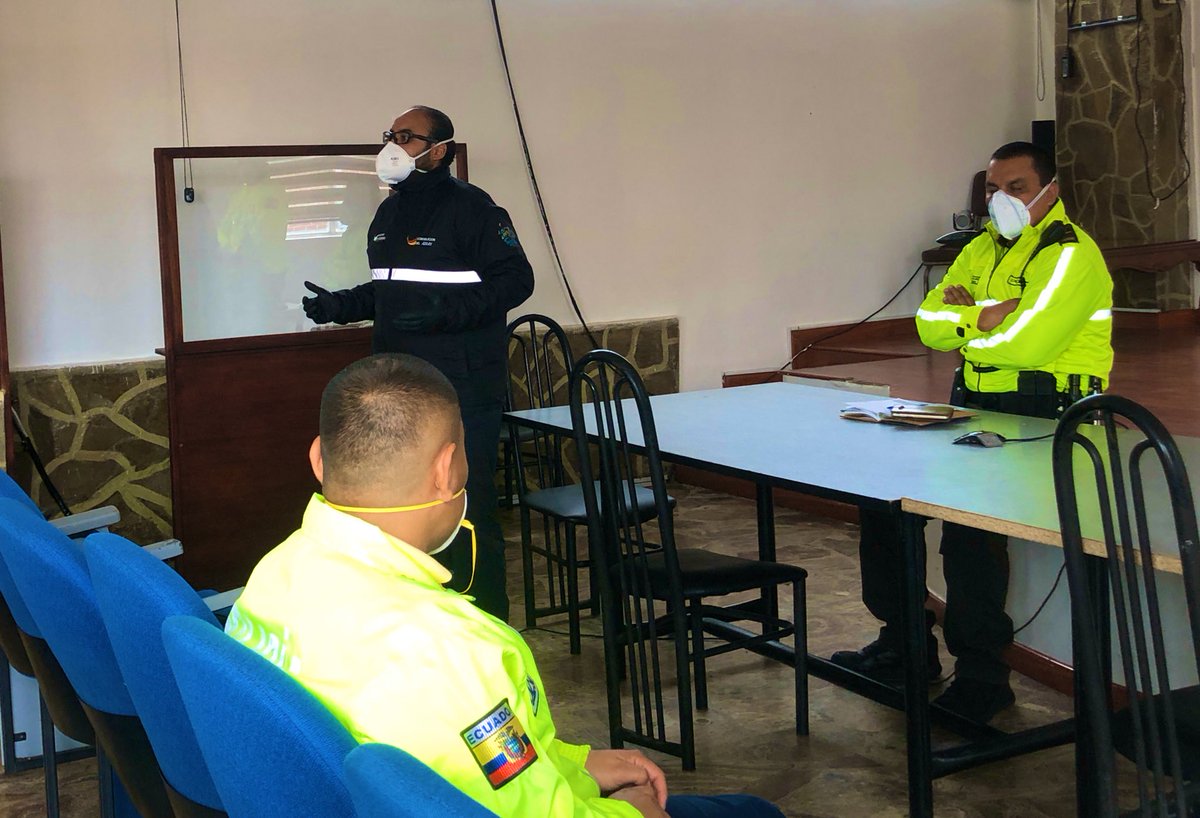 #AzuaySegura | Gobernador <a href="/xaesma/">Xavier Martínez Guillén</a>  mantuvo reunión de planificación con <a href="/PoliciaEcuador/">Policía Ecuador</a>, <a href="/CTEcuador/">Comisión de Tránsito 🇪🇨</a>, <a href="/ANT_ECUADOR/">ANT Ecuador</a> y <a href="/EjercitoECU/">Ejército Ecuatoriano</a>, para reforzar la seguridad en los puntos de control de ingreso a la ciudad de #Cuenca.

 <a href="/mariapaularomo/">María Paula Romo</a>