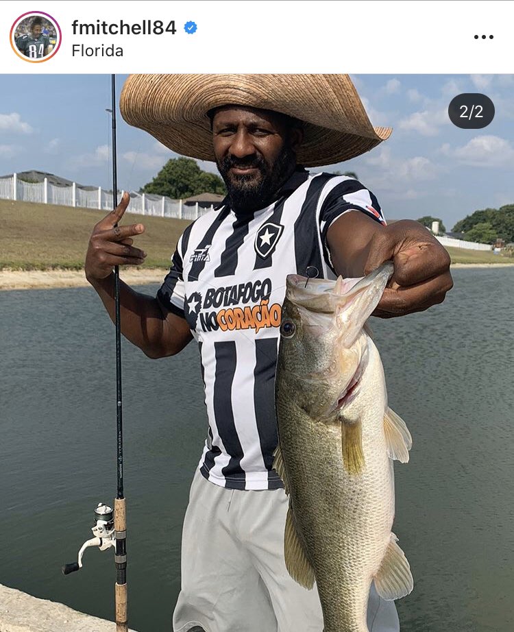 Curiosidade aleatória, na versão de PS2 do FIFA 2002 os desenvolvedores acabaram errando o escudo do Botafogo-RJ e colocando o de SP, mas dentro do jogo o uniforme ainda era do Botafogo-RJ. : r/futebol