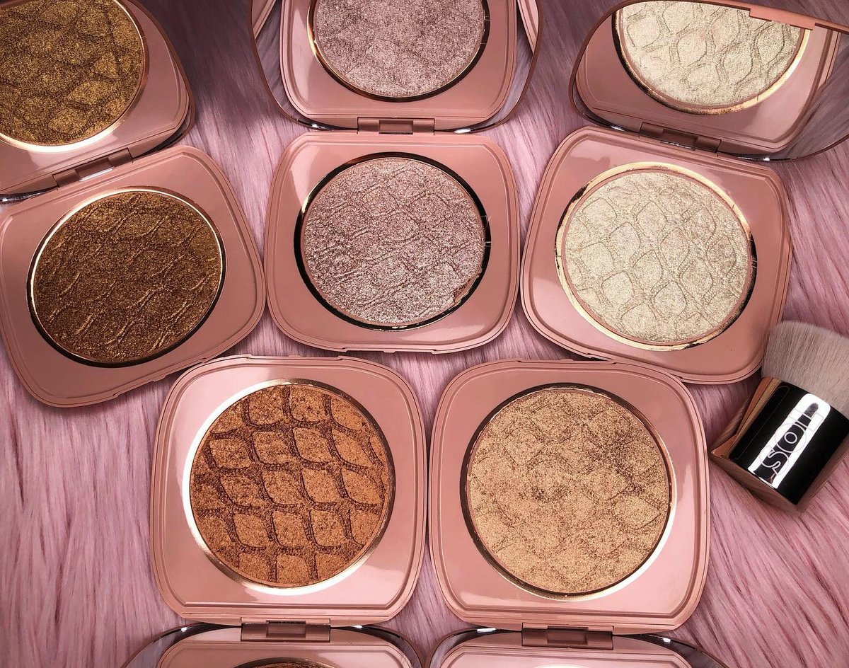 #Giveaway 

Happy Friday everyone, we are giving away all our face &amp; body highlighters to you and a friend! 

To Enter: 
✨Like &amp; RT
✨Follow <a href="/SolBodyCo/">Sol Body</a> 
✨ Tag a friend you miss 💜

📸:irina_santorini01
