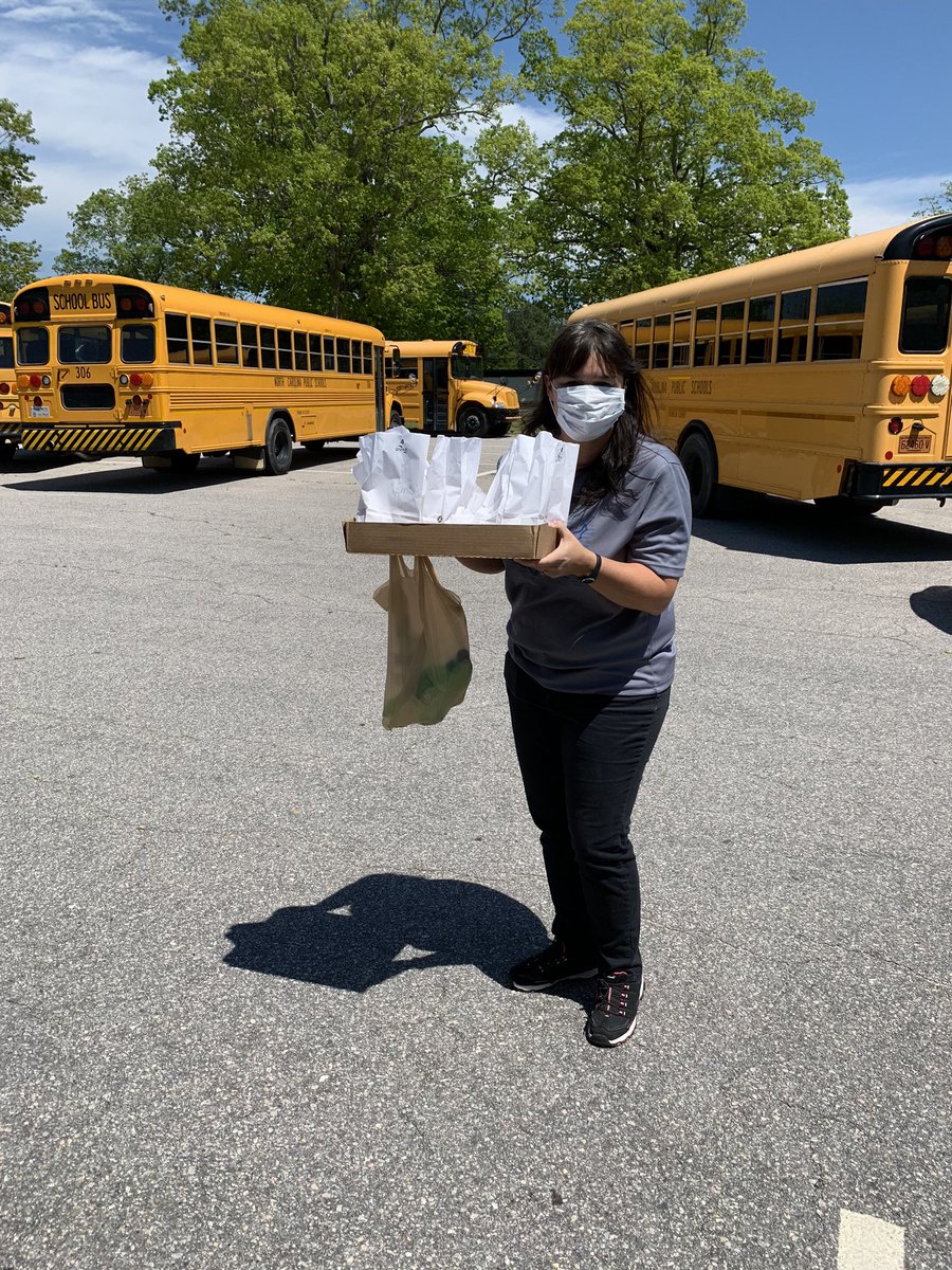 EdwardBestFCS's tweet photo. Special Delivery! 🌭🥤 FCS Curriculum Specialist Crystal Williams brings food to the EBES staff during packet distribution. Thanks so much Mrs. Williams! #PantherPride https://t.co/E9F8t34ebR
