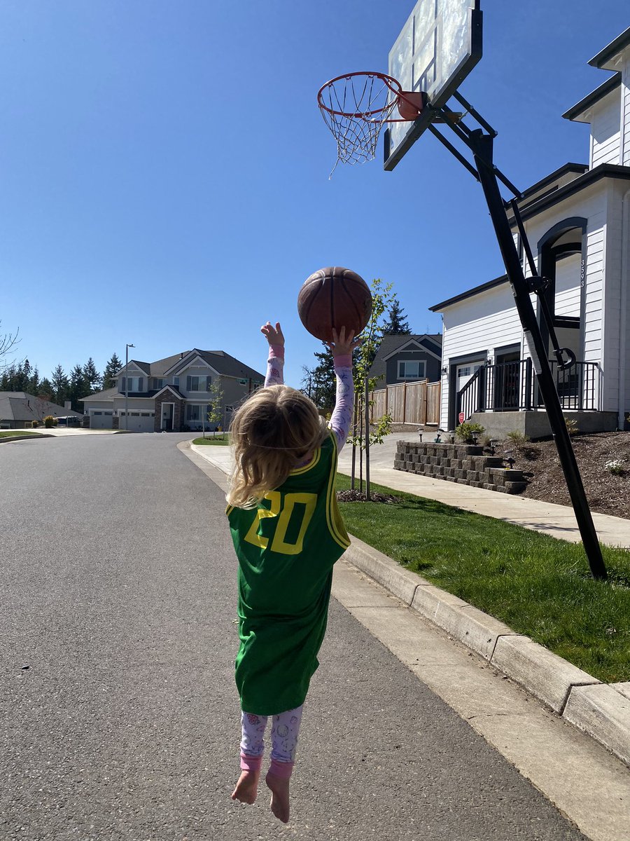 CoachUlmerKU's tweet photo. Perfect Draft Day in Eugene!  Love and Prayers to @sabrina_i20 @BallySatou @RuthyHebard24 @MinyonMoore #FlyWithThem #DucksFlyTogether #WNBAduckDRAFT #MakingADifference #HarperGrace4YearsOld https://t.co/RFvsBf4uh7