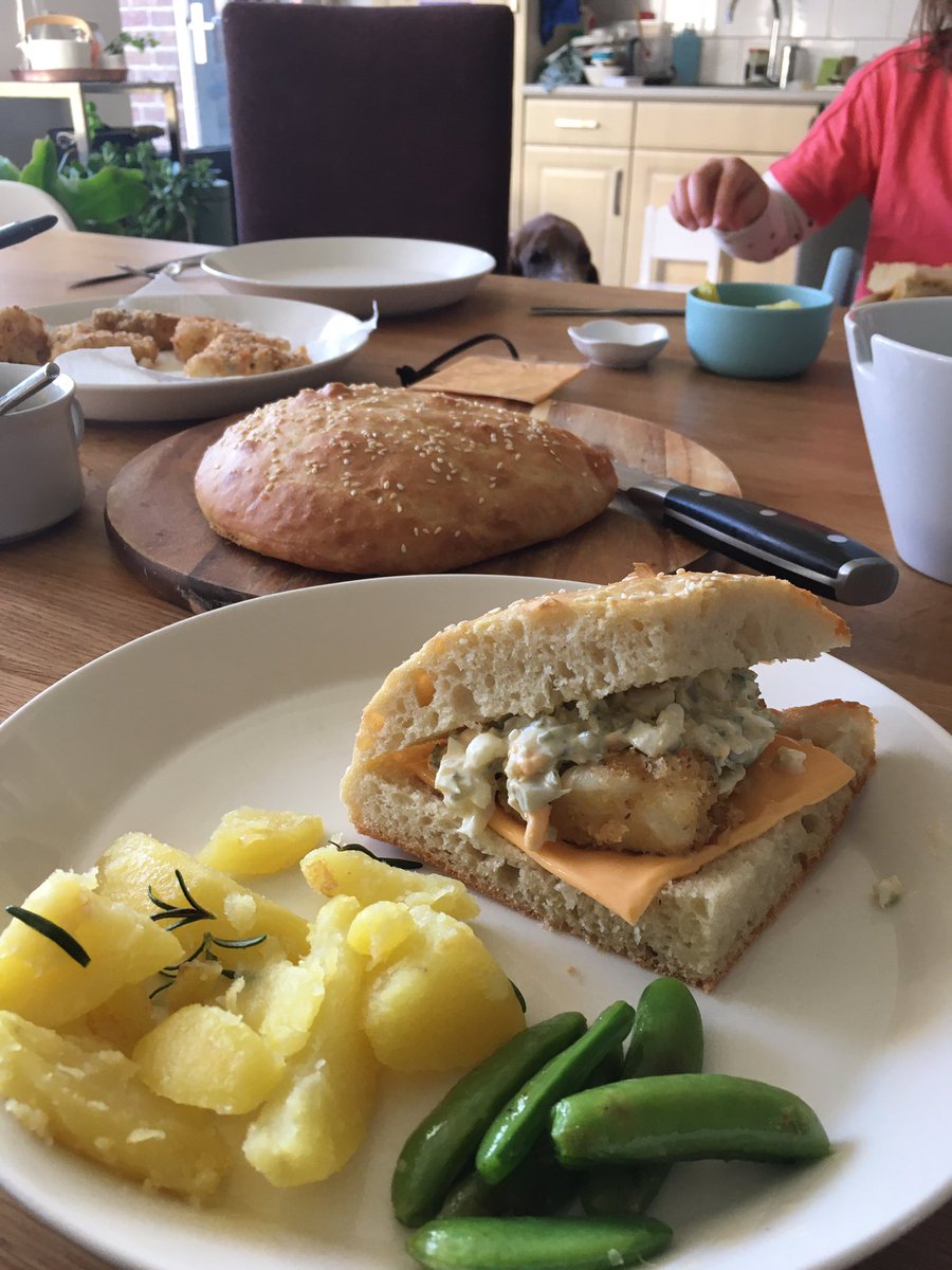 Hanaha フィッシュバーガーが食べたくて パンは Kiki In Rwanda さんの みんなの混ぜるだけパン パンもフライもふかふかフワフワの出来栄え 美味しかった 魚フライのパン粉は自家製パンのヘタで自作 ポテトのローズマリーはお庭から タルタルソース Hanaha フィッシュバーガーが食べたくて パンは Kiki In Rwanda さんの みんなの混ぜるだけパン パンもフライもふかふかフワフワの出来栄え 美味しかった 魚フライのパン粉は自家製パンのヘタで自作 ポテトのローズマリーはお庭から タルタルソース