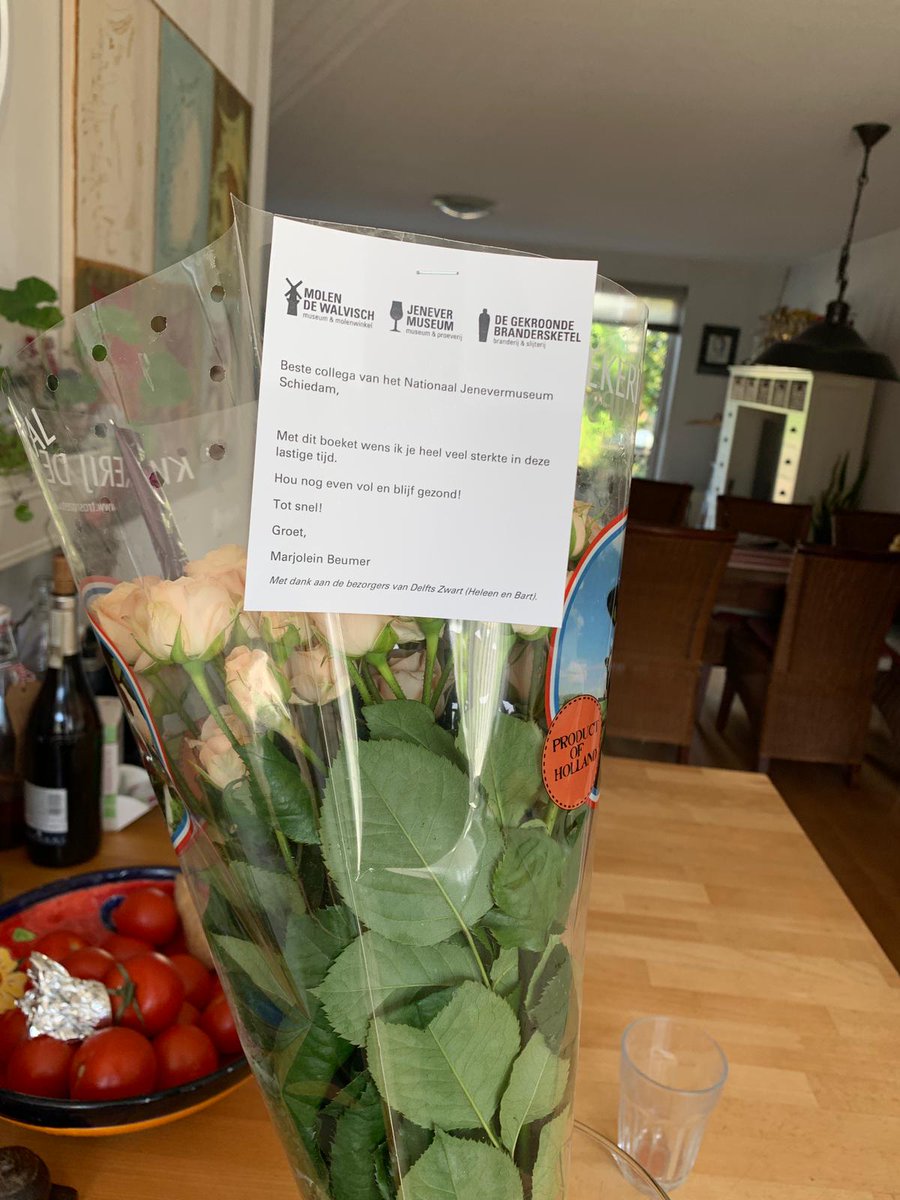 MarjoleinBeumer's tweet photo. Vandaag de hele dag door Nederland gereden om medewerkers, vrijwilligers en bestuur een bos rozen te brengen. Morgen de laatste adresjes nog langs.... @Bierhuisdeklomp hebben Schiedam voor hun rekening genomen. DANK! #samensterk https://t.co/zmXKNm9Pqx