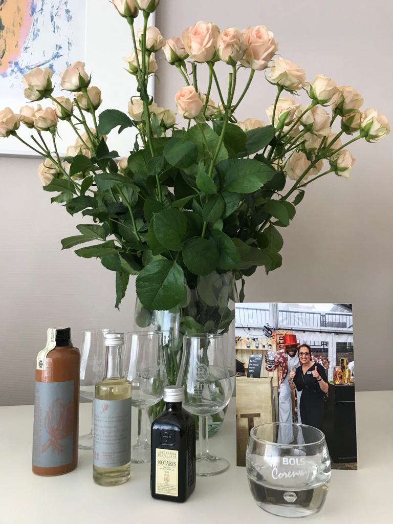 Vandaag de hele dag door Nederland gereden om medewerkers, vrijwilligers en bestuur een bos rozen te brengen. Morgen de laatste adresjes nog langs.... @Bierhuisdeklomp hebben Schiedam voor hun rekening genomen. DANK! #samensterk