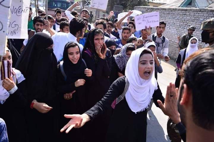 KashmirZaada's tweet photo. کشمیر کی بہادر بیٹیاں نوجوانوں کے شانہ بشانہ اپنی آزادی کی جہدوجہد میں ہمیشہ آگے رہیں صنف نازک کہلانے والی میری یہ بہنیں حقیقت میں سیسہ پلائی دیوار ہیں
#KashmirMirror 
#KashmirWantsFreedom 
#kashmirlockedworldlocked 
#Kashmiri 
#kashmironeliners 
#ModiConvertedIOKtoHell https://t.co/oYb30k71Kx