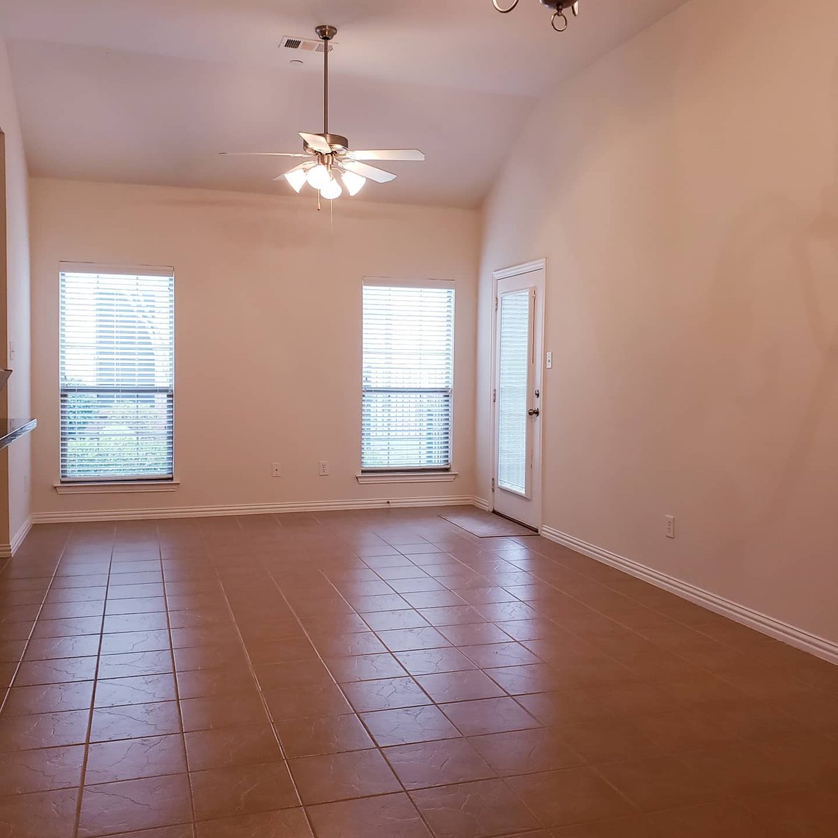 huntahomeTX's tweet photo. We got a downsizer in Frisco. Maybe you need something simple while you're building. Gated community, 2 bed, 2 bath. Great amenities such as pools and club house! Small fenced yard perfect for your pet! #DFWRealEstate #DFWPropertyManagement https://t.co/ogaBeBFY96
