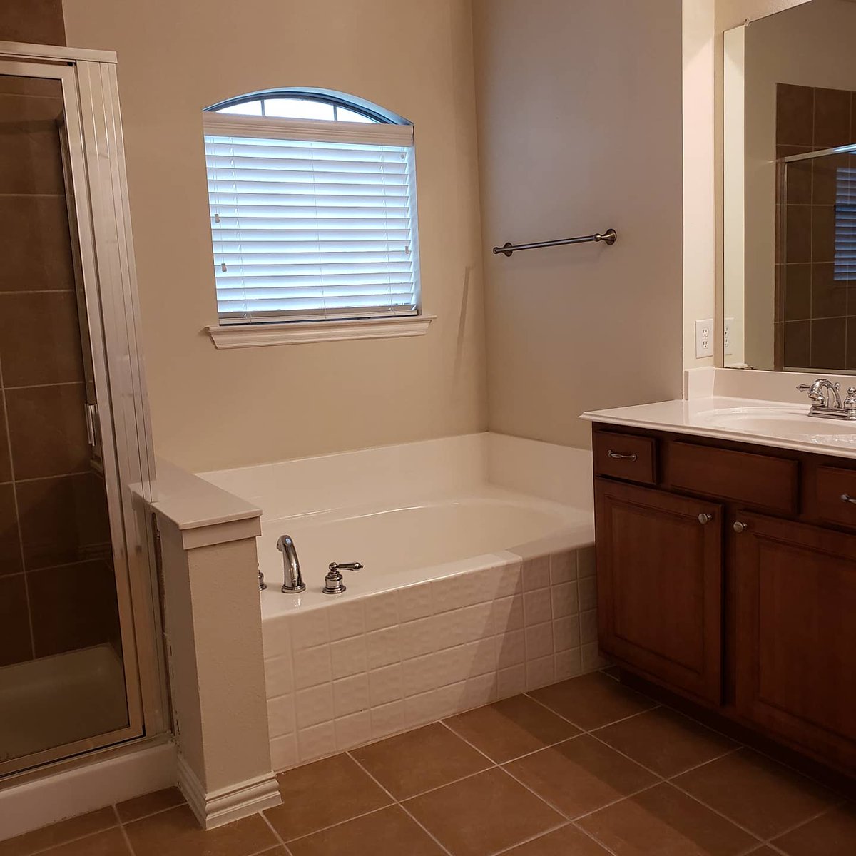 huntahomeTX's tweet photo. We got a downsizer in Frisco. Maybe you need something simple while you're building. Gated community, 2 bed, 2 bath. Great amenities such as pools and club house! Small fenced yard perfect for your pet! #DFWRealEstate #DFWPropertyManagement https://t.co/ogaBeBFY96