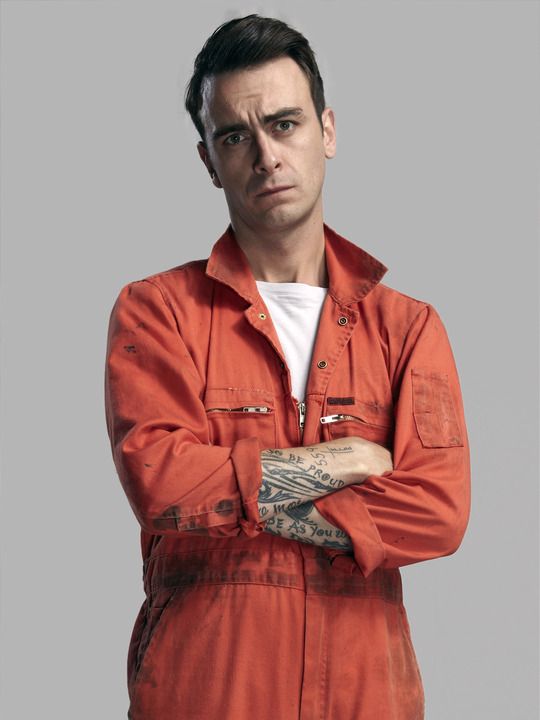 —Y si, se la pasa tanto en la cárcel que ya adoptó el oberol como parte de su ropa diaria.—