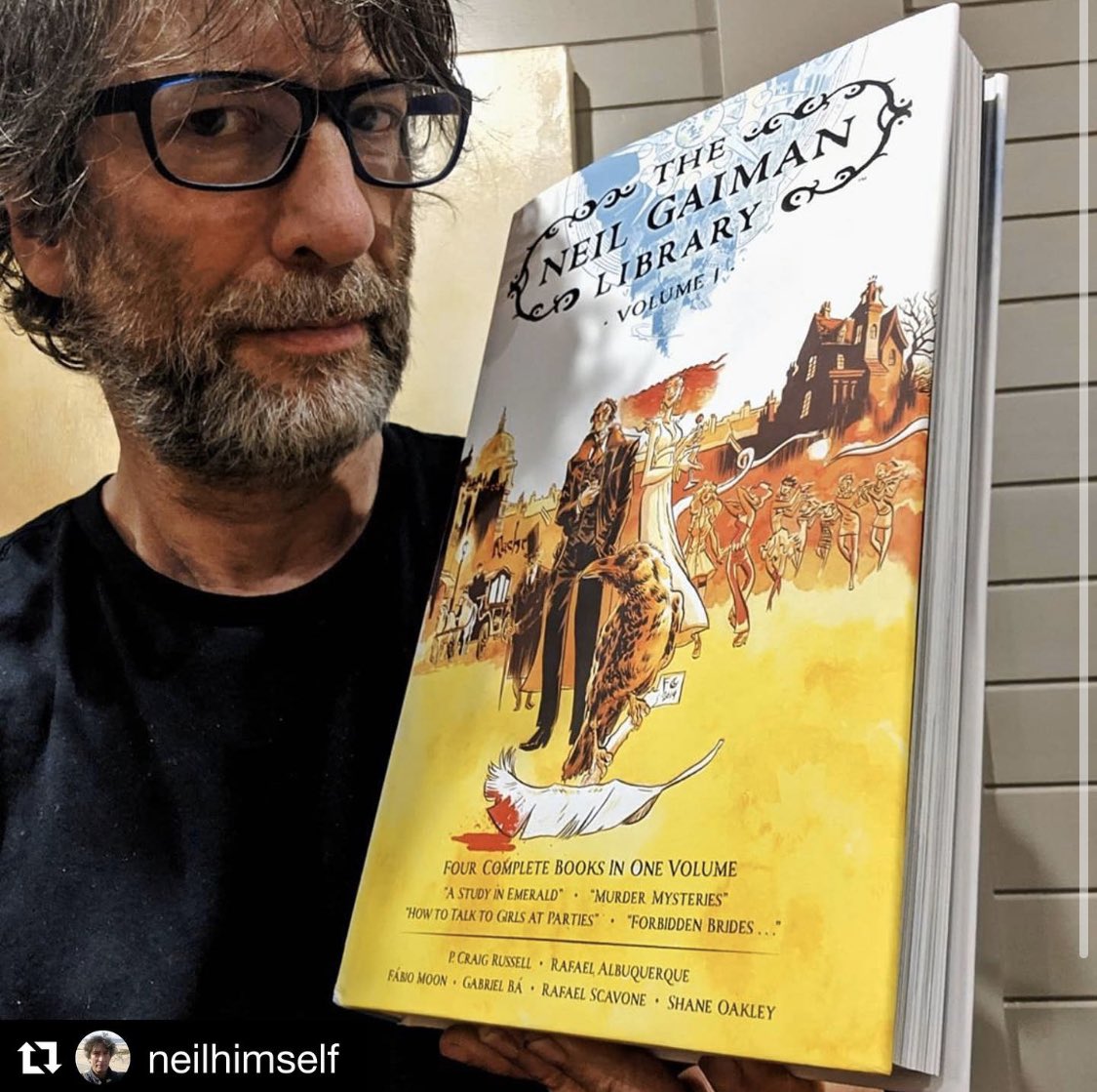 Gaiman junto al primer tomo de La serie "The Neil Gaiman Library" consiste en volúmenes que reúnen varias historias cortas y novelas gráficas de Gaiman, adaptadas al formato de cómic. Cada volumen de esta serie es un tomo de lujo, con ilustraciones de algunos de los artistas más renombrados del cómic.