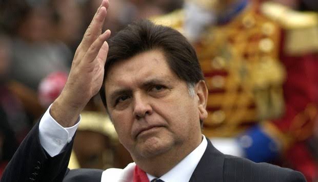 CharitoABC's tweet image. No puedo dejar pasar por alto éste día, a un año de tu partida se te extraña, con tu coraje y fuerza estuvieras defendiendonos de éste maltrato que estamos sufriendo por parte un inepto e improvisado que no te llega ni a los talones. Abrazos hasta el cielo #AlanGarcia  🙏🙏