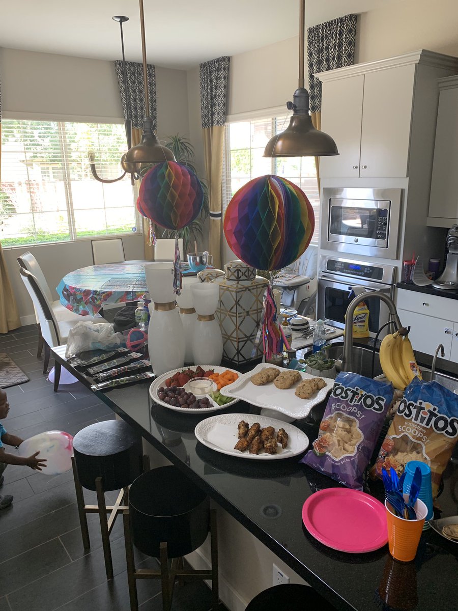 KelvinBeachumJr's tweet photo. Not missing any beats... literally. Bringing the daddy daughter dance to my baby girls tonight. #DadOfTheYearFrontRunner 😂🎈 Stay tuned for pics of my dates 😍 https://t.co/wDGZz78QsZ