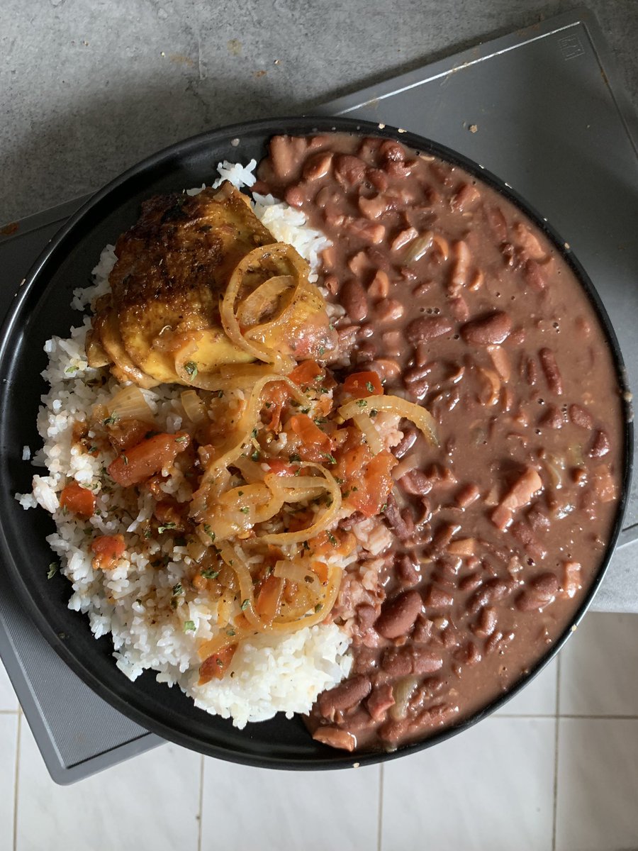 jbnakash's tweet photo. The cooking                   /               The face https://t.co/0ZZ23CulS2