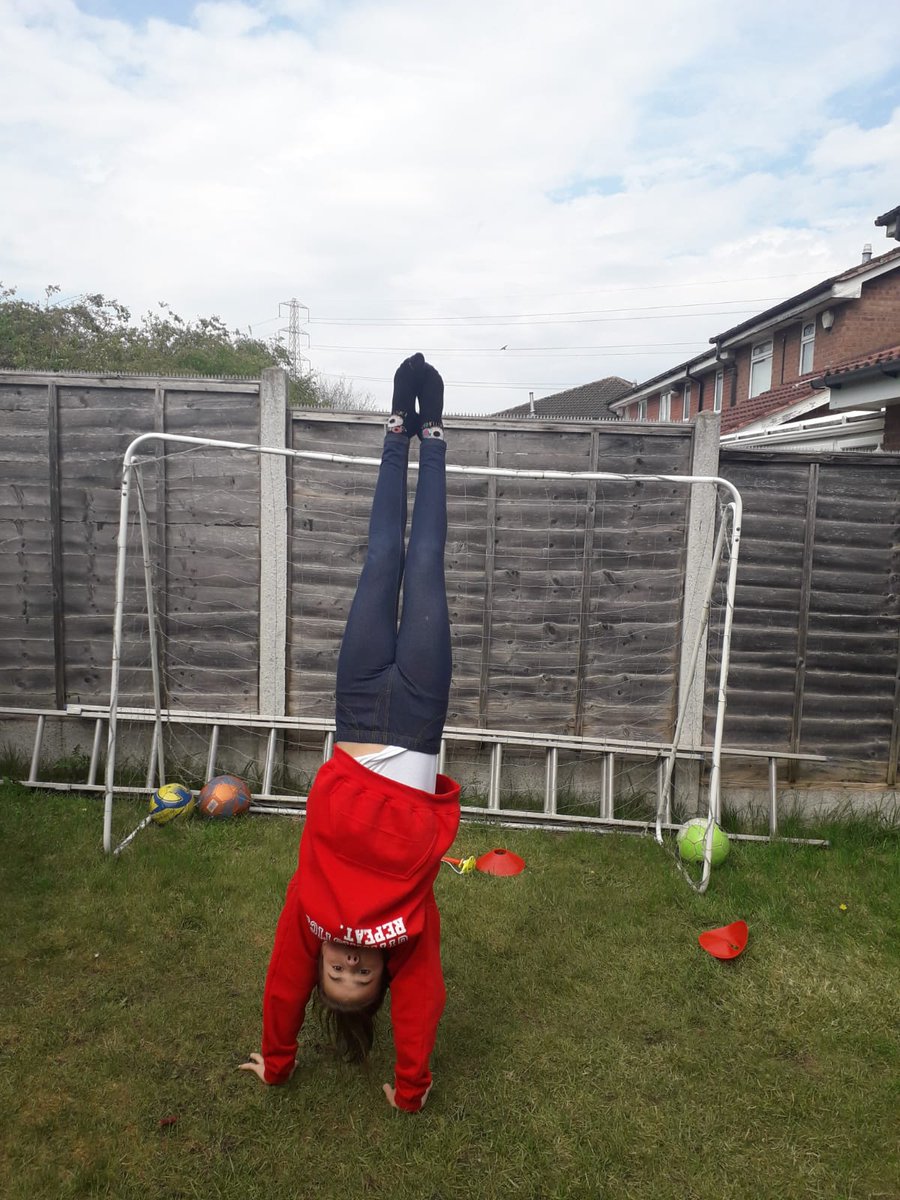 lydiamoo40's tweet photo. This is Martha doing her  #HandstandUpToCorona #gymnastics #thisgirlcan @Sandwellflyers https://t.co/hLwJUwJvj9