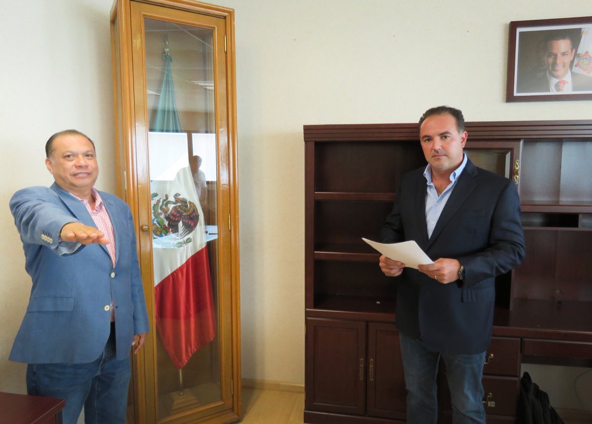 SEFADER_GobOax's tweet photo. El Srio. @gabriel_cue tomó protesta a @LinoVelazquez  como Subsecretario de Planeación para el Desarrollo Rural Sustentable, confiando en la generación de políticas públicas para la sustentabilidad en el uso y manejo de recursos, que beneficien a los productores (as) de Oaxaca. https://t.co/LnUXcBZPms