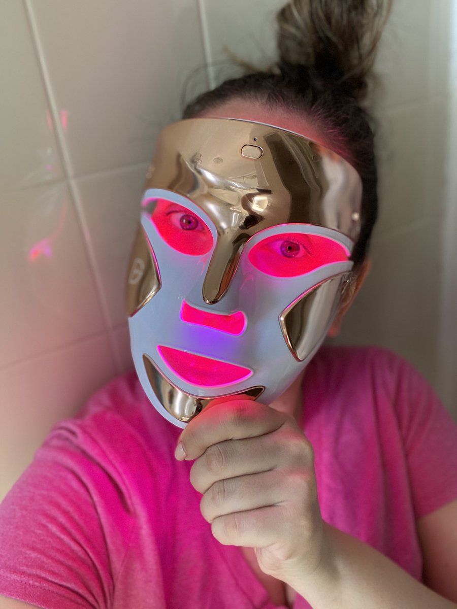 hellogorgcrew's tweet photo. Check out my review of Dr.Dennis Gross Skincare: SpectraLite™ Faceware Pro 

.@DrDennisGross @DrDennisGross #spectralitefacewarepro #spectralite #dennisgrossskincare #facewarepro #sknicarefacialmask

Read Here: https://t.co/QsWvuGCW03 https://t.co/MfgZJDu3vt