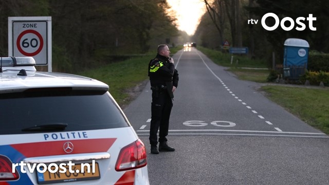 Mannen met wapens in Kuinderbos: politie verricht vier aanhoudingen. #rtvoost.