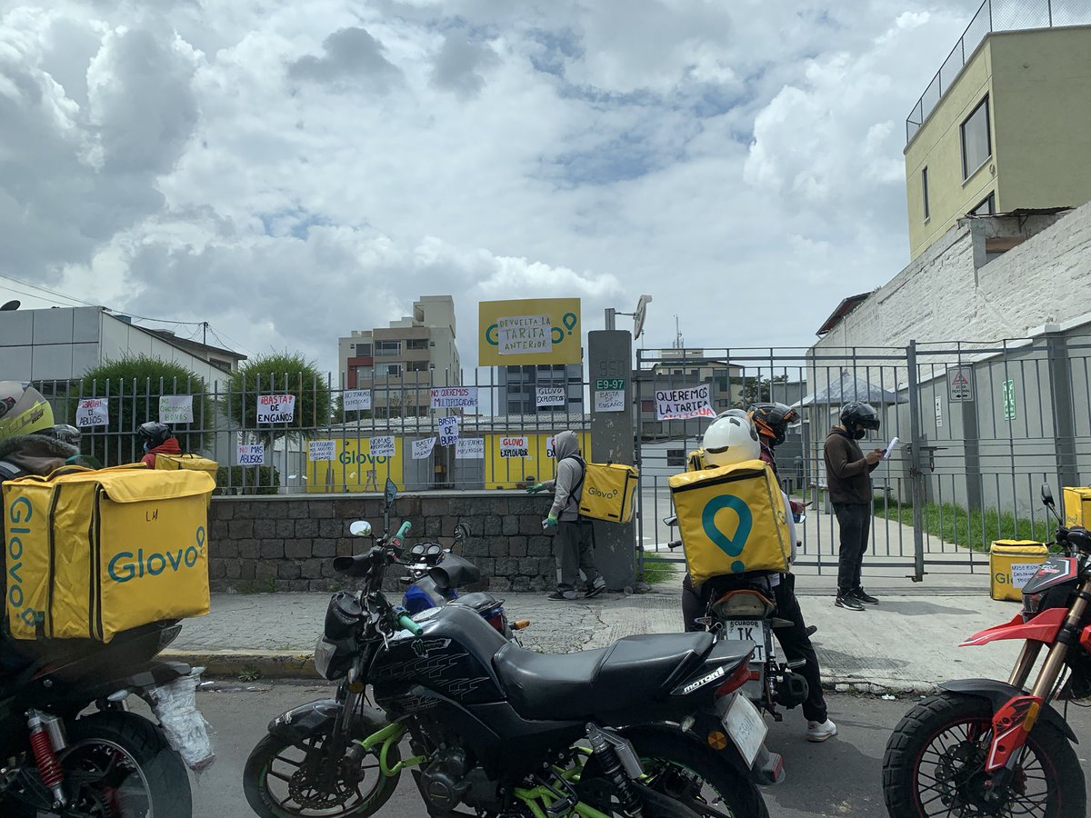 Hace un rato pase por las oficinas de #GlovoEcuador, y vi que los trabajadores reclamaban a la empresa la reducción de sus comisiones y no tener insumos de bioseguridad para trabajar. Que increíble que a pesar de la crisis que vivimos se profundice la precarización. ¡Ya basta!