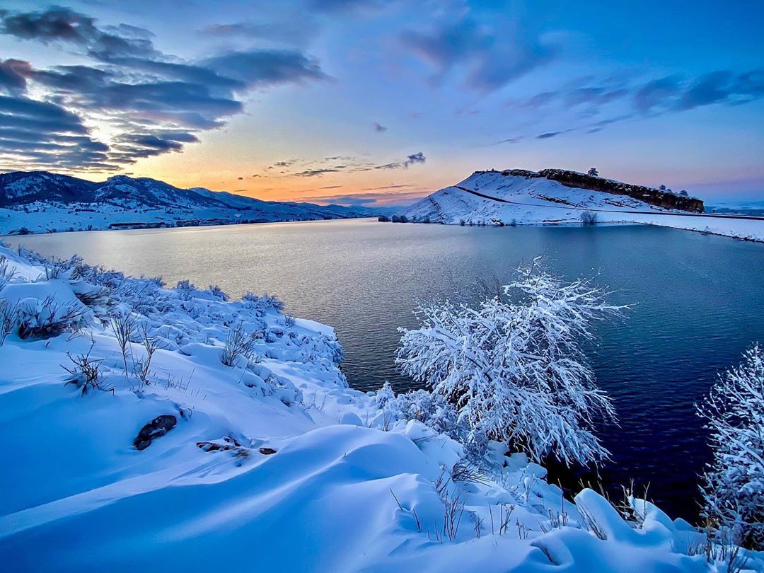 ColoradoStateU's tweet photo. Cotton candy drive… that’s how #ColoradoState alum Chris Bergmann describes his photographs of yesterday’s spring snow at #Horsetooth Reservoir in #FortCollins ❄️

📸: https://t.co/rqNx9ZGWTE https://t.co/YLgilnyc3L