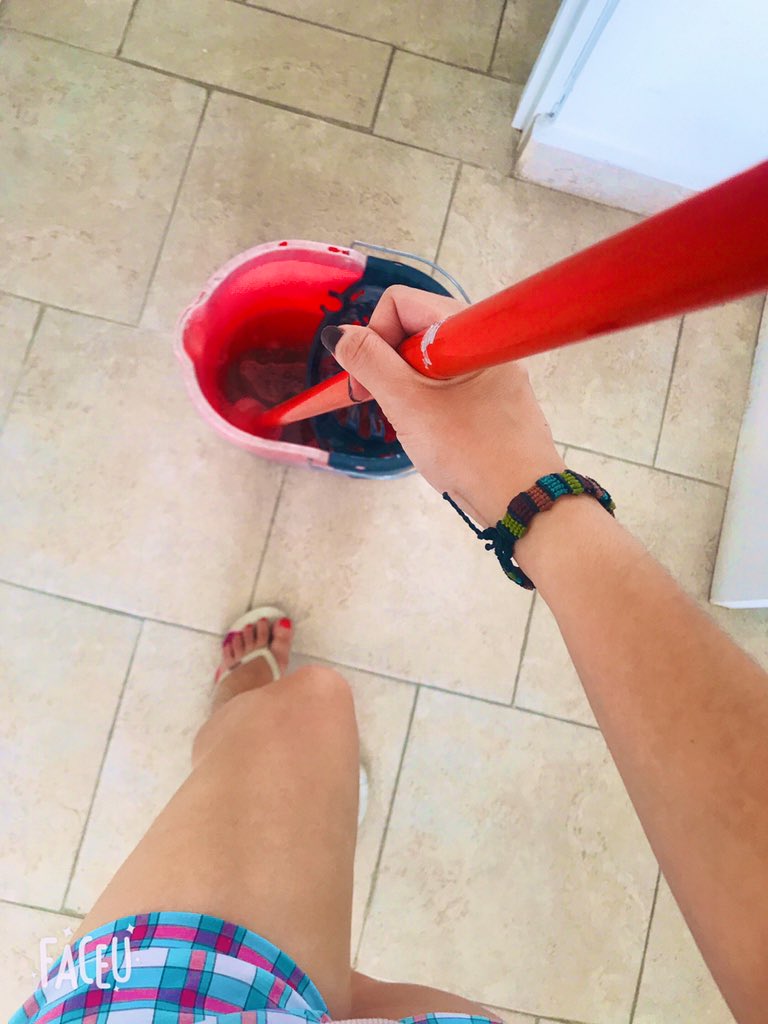 aline_tbk's tweet photo. Uno de los propósitos al venir a🏡de mi ama,era hacer el tiktok "qué linda te ves trapeando esperancita", (obviamente sin decirle,ella no sabe ni madres de eso) y pues nada por culera de pensarlo solamente,me puso a trapear hoy toda la casa y pues karma le llaman🤷🏻♀️🙆🏻♀️💅🏾#ChachaTime https://t.co/oMArzWLQhI