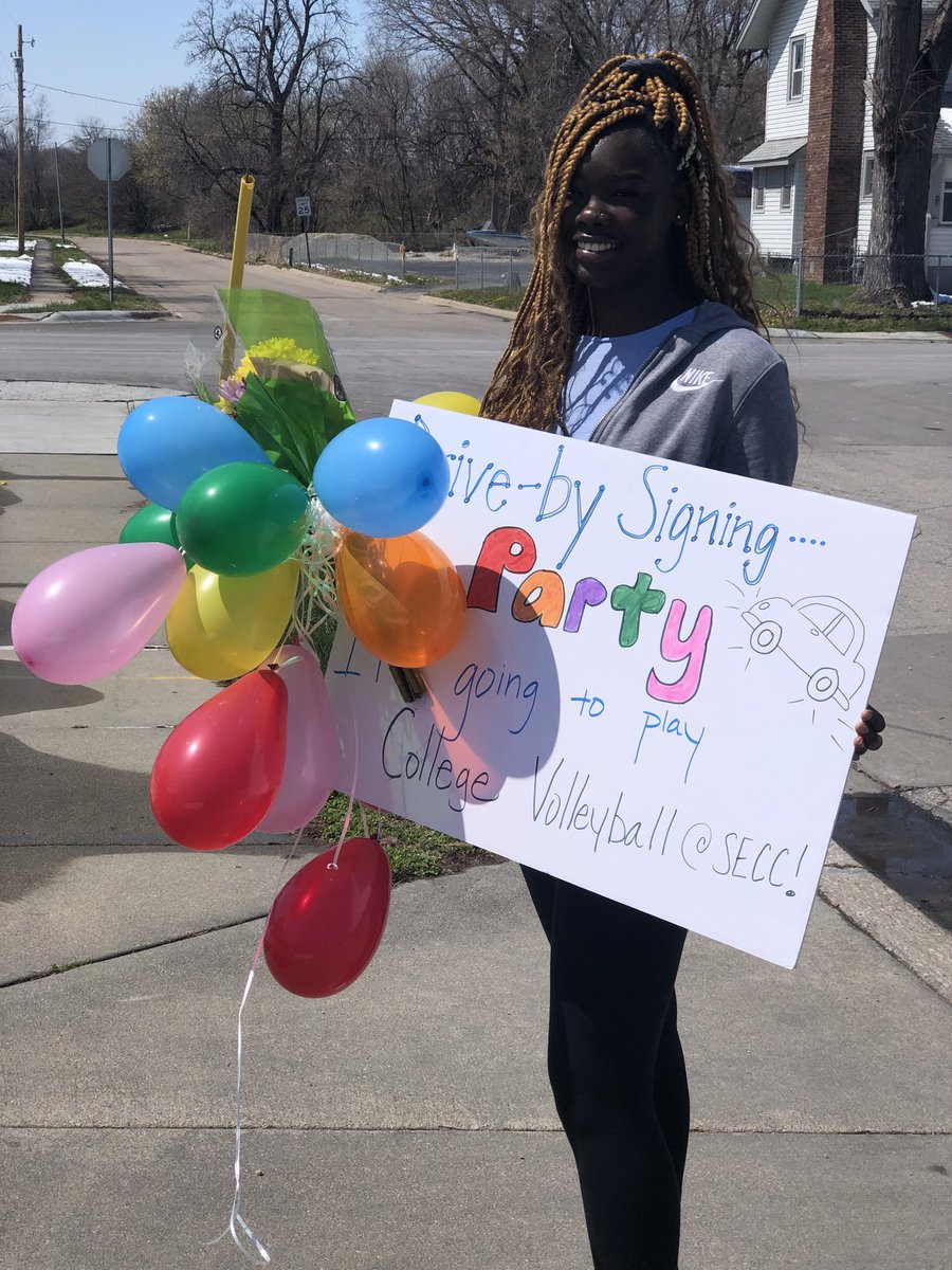 Great signs at Kume’s signing today.  Kume is holding the sign Coach Walker handed her right before the parade began.  Retweet or reply with a picture of your parade sign...or create your own if you weren’t able to attend