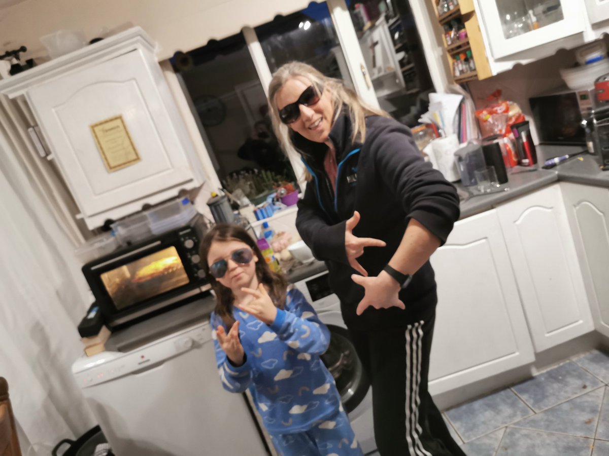 ainec2's tweet photo. Posing like rap stars! #bighousequiz https://t.co/ZwpSNy72Wu