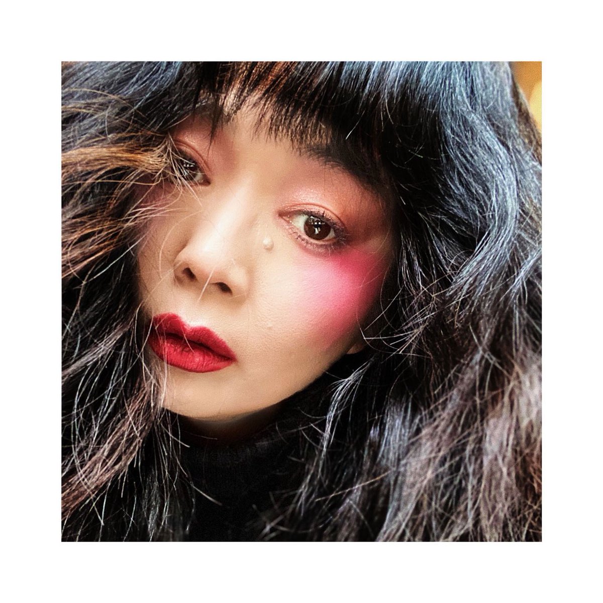 love you all 🌸 wishing for a little more warmth in the heart 

✰ the look ✰
eyes: Les 4 Ombres, Warm Memories
lips: Le Crayon Lèvres, Rouge Intense
cheek: Rouge Allure Camélia, Velvet

#welovecoco #workingwithchanel #makiryoke #stayhome #weareallbeautiful