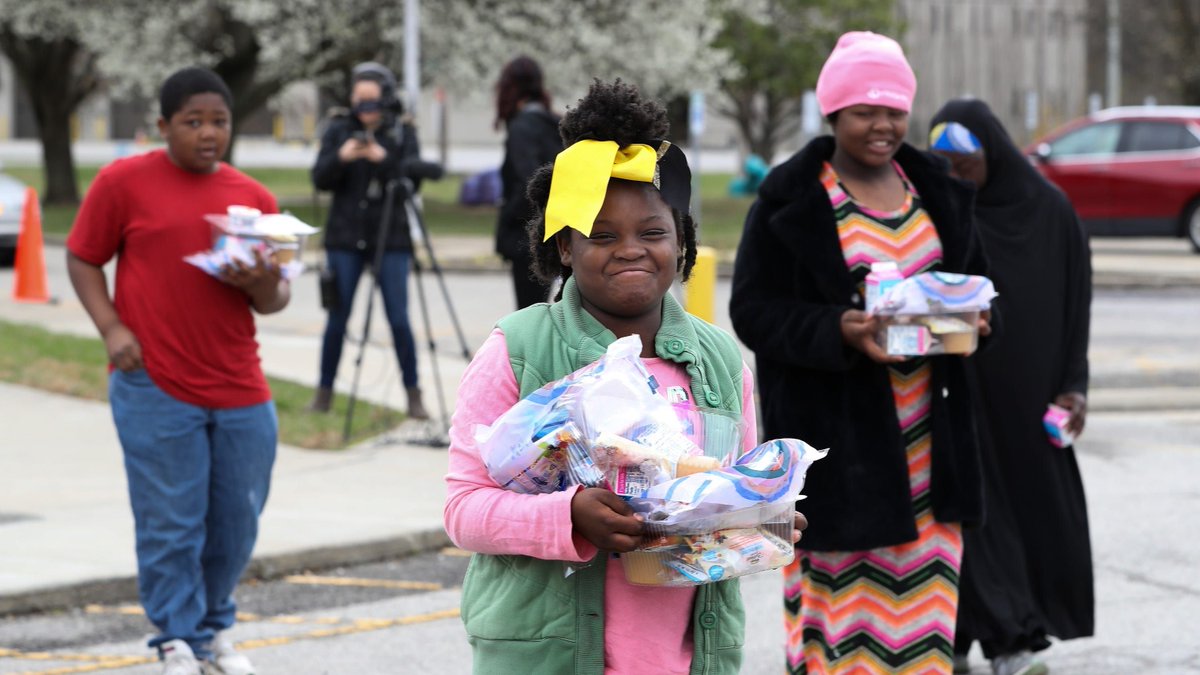 KyDeptofEd's tweet image. 🆕: Number of children fed during March through school feeding sites:
🥪4⃣,6⃣5⃣6⃣,8⃣9⃣7⃣ meals served (includes breakfasts, lunches and suppers)
👥 2⃣3⃣0⃣,0⃣0⃣0⃣ children served daily (average)

Thank you for continuing to feed our kids during the #COVID19 crisis! #TeamKentucky