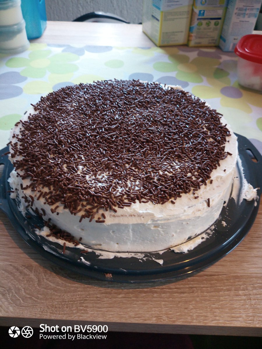 Und gebacken wurde auch 🤭 was das Aussehen angeht muss ich noch üben habe ja erst angefangen mit Backen 🤷 aber er schmeckt 

#Kuchen #backen