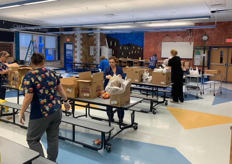 KyDeptofEd's tweet image. 🆕: Number of children fed during March through school feeding sites:
🥪4⃣,6⃣5⃣6⃣,8⃣9⃣7⃣ meals served (includes breakfasts, lunches and suppers)
👥 2⃣3⃣0⃣,0⃣0⃣0⃣ children served daily (average)

Thank you for continuing to feed our kids during the #COVID19 crisis! #TeamKentucky