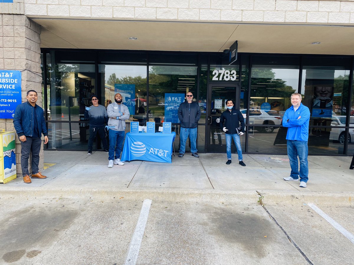 StevenB_DTX's tweet photo. Curbside the Best side! #SocialDistancing style! @thedoscarver rocking it out with us today at TheRock! @kateclark330 @Gio_NTX @mcollins_22 @NTX_Market https://t.co/zp9jZDtmmc