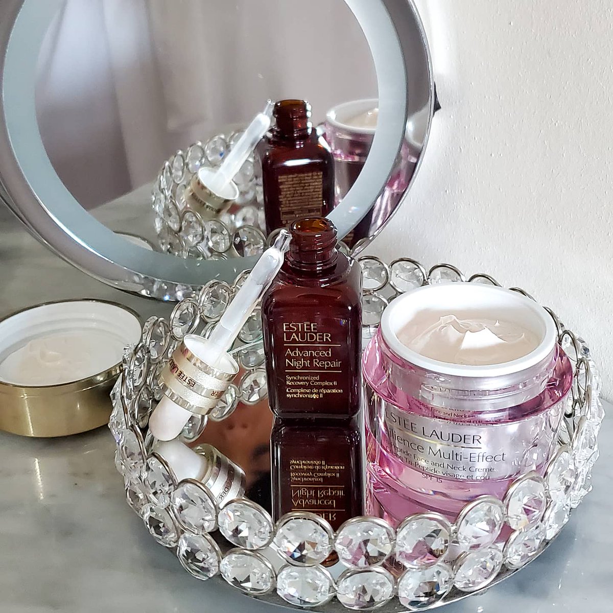 elisacreams's tweet photo. Dúo perfecto @EsteeLauder 
Restaura y deja la piel tersa y resplandeciente.  
El mítico suero
@esteelauder_es #ResilienceMultiEffect #AdvancedNightRepair #careskin #antiage #Beauty #ideasandcreams #blog https://t.co/UccAg4bmOJ