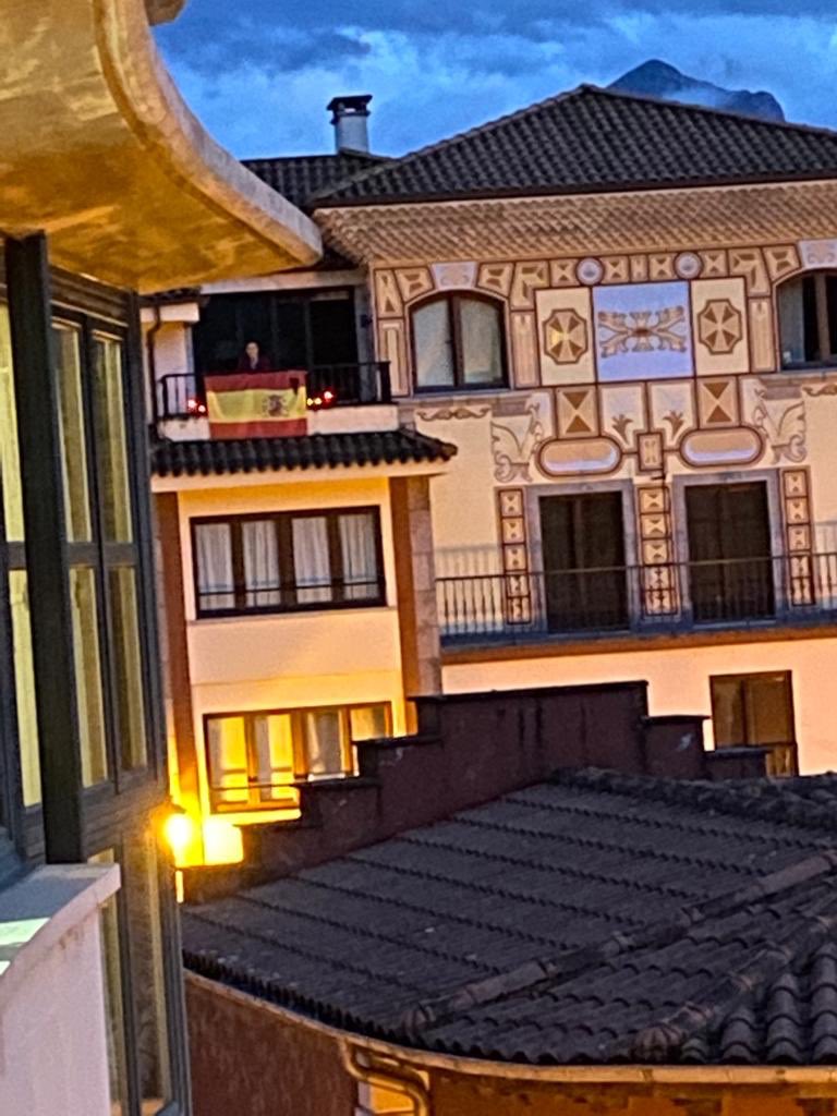 cangas_onis's tweet photo. Hoy una iniciativa vecinal sugirió poner una vela en los balcones y guardar 1 minuto de silencio en homenaje a las víctimas del Covid19 #CDOsequedaencasa nos queda un día menos @PP_Asturias @populares https://t.co/Rz1hS0jIFw
