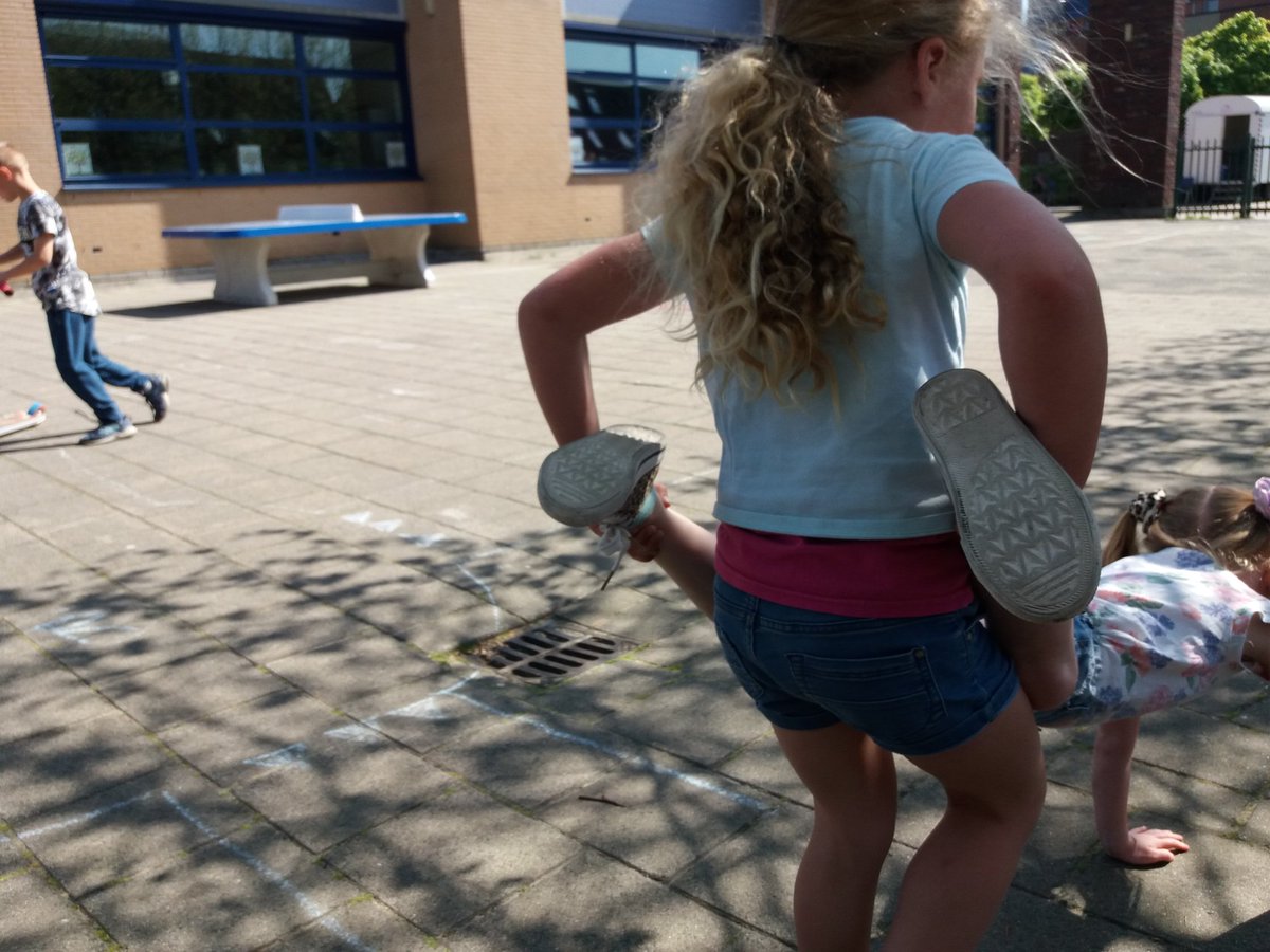Dit zonnige weer vraagt om buiten zijn. Dus werd er bij TSO De Regenboog van #KomKids buiten gegeten. Gewoon op de grond; zittend op een meiden- of jongenskleed (voorstel van de jongens). En daarna lekker verder spelen. Het was een heerlijke pauze!