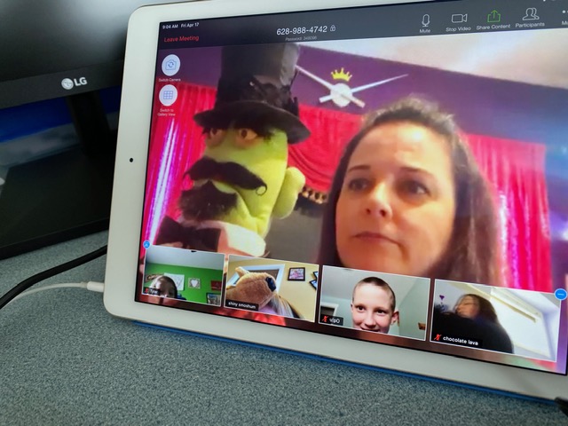 4sFantastic's tweet photo. Guest Speaker Fridays! Today we were joined by @EclecticArtJen to learn all about puppets, puppeteering, and how to make funny face bookmarks. Thanks for joining us in grade 4, Jen!!  #distancelearning @FoothillsAC #creativetimes https://t.co/JzLIvFa9SA